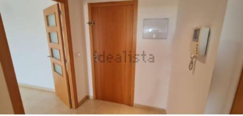 a room with a wooden door in a room at Vacaciones perfectas. in Paterna