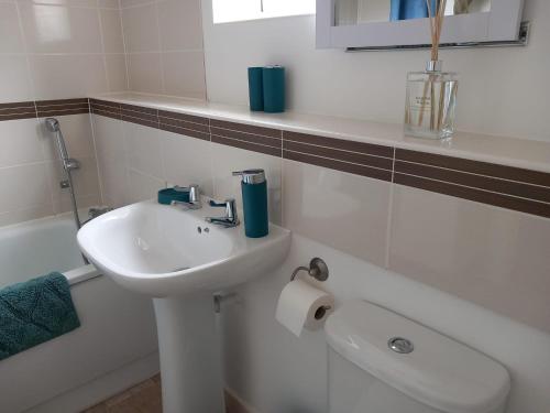 a white bathroom with a sink and a bath tub at NEW TO MARKET - Spectre Home, Hatfield - Contractors, Engineers, Relocators, LongStay Discounts, Parking in Hatfield