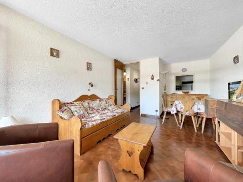 un salon avec un canapé et une table dans l'établissement SL127 - 2 Pièces 4 Pers centre Carroz, aux Carroz d'Arâches