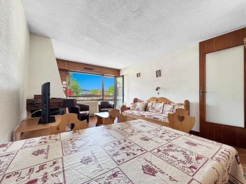 - une chambre avec un lit et une télévision dans l'établissement SL127 - 2 Pièces 4 Pers centre Carroz, aux Carroz d'Arâches