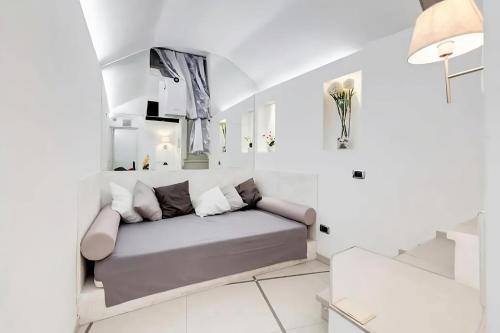a white living room with a couch in a room at Cherì Navona in Rome