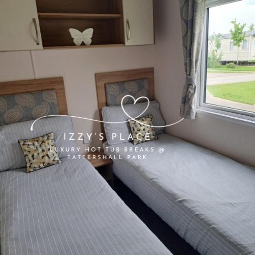 Ένα ή περισσότερα κρεβάτια σε δωμάτιο στο Izzy’s Place at Tattershall Lakes