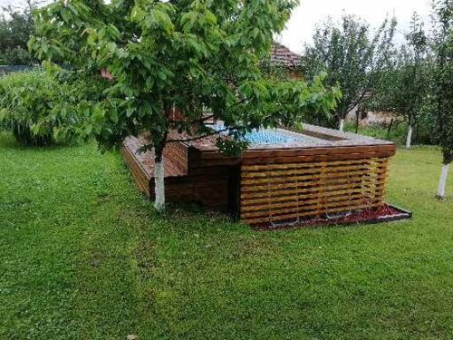 Ein Garten an der Unterkunft ZOĆEVIĆA KONAK