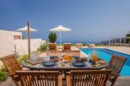 Πισίνα στο ή κοντά στο Avraam Sunset Villas with Private Heated Pools