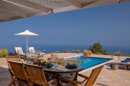 สระว่ายน้ำที่อยู่ใกล้ ๆ หรือใน Avraam Sunset Villas with Private Heated Pools by Imagine Lefkada