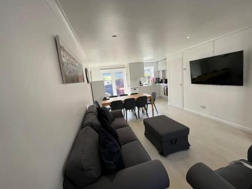uma sala de estar com um sofá e uma mesa em Bright one bed apartment with free parking em Brighton & Hove