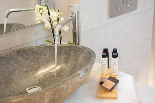 Ένα μπάνιο στο Avraam Sunset Villas with Private Heated Pools