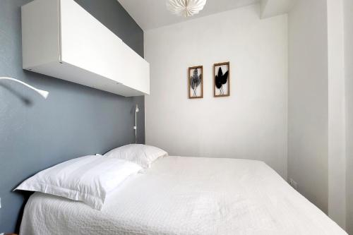 a bedroom with a white bed and a white cabinet at App. Résidence Parking Belle Terrasse Proche Port in Vannes