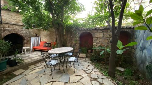un patio con tavolo e sedie in un cortile di Old town Cozy Villa in the heart of Antalya a Antalya (Adalia)
