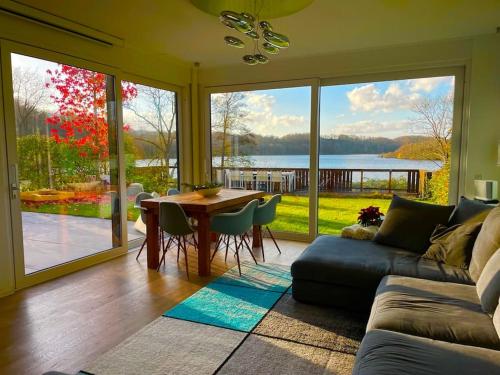 uma sala de estar com um sofá e uma mesa em Traumhaus Baldeneysee em Essen