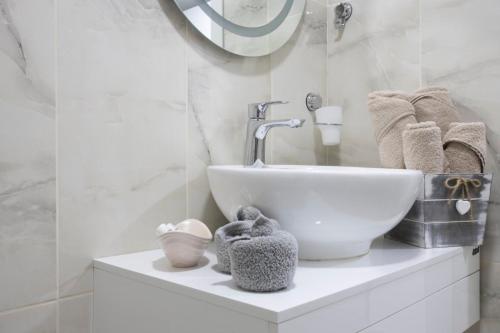 baño con lavabo y tazón blanco en Апартамент за гости Ивви-1, en Burgas