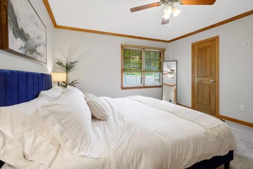 Ein Bett oder Betten in einem Zimmer der Unterkunft Large groups l NC State l PNC Arena l Deck w/grill
