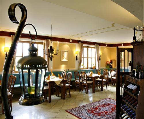 una sala da pranzo con tavoli e sedie in un ristorante di Hotel-Restaurant Zum Landgraf a Wartmannsroth