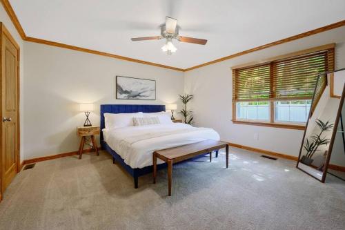 Ein Bett oder Betten in einem Zimmer der Unterkunft Large groups l NC State l PNC Arena l Deck w/grill