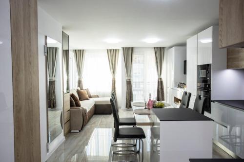 cocina y sala de estar con mesa y sillas en Апартамент за гости Ивви-1, en Burgas
