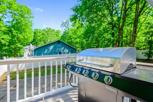 Ein für Gäste verfügbarer Grill im Ferienhaus