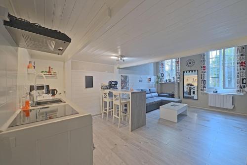 un salon avec une cuisine et un salon avec une table dans l'établissement « Le Vieux Lyon » 45 m2 tt équipé Clim, à Lyon