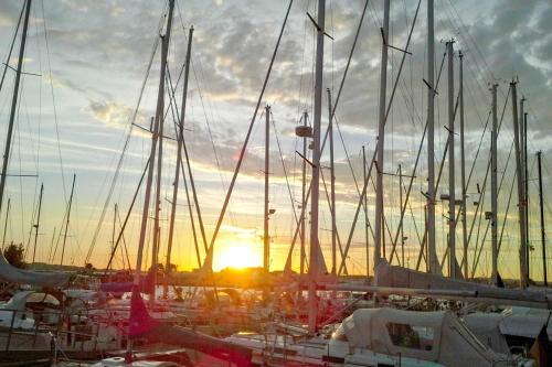 un gruppo di barche ormeggiate in un porto con il tramonto di Strandhaus Mönchgut Bed & Breakfast Lobbe a Lobbe