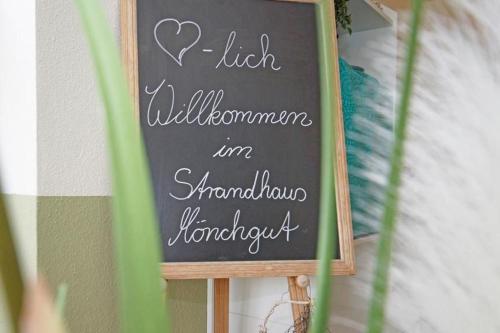 a chalkboard sign with a heart written on it at Strandhaus Mönchgut Bed & Breakfast Lobbe in Lobbe