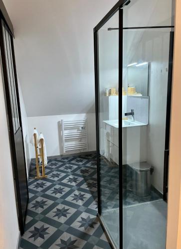 une salle de bain avec une douche en verre et un lavabo dans l'établissement Appartement cosy à la campagne, à Languidic