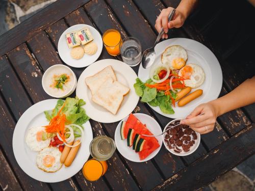 een tafel met borden eten erop bij Kooncharaburi Resort - Koh Chang in Ko Chang