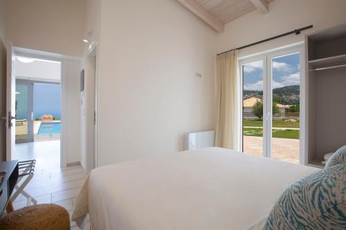 Ένα ή περισσότερα κρεβάτια σε δωμάτιο στο Avraam Sunset Villas with Private Heated Pools