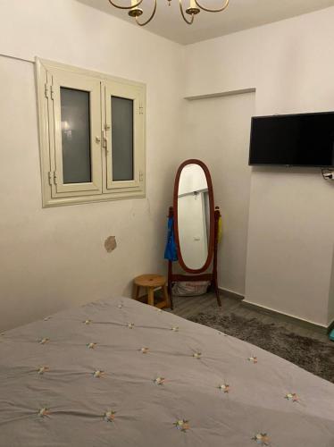una camera con letto e specchio di Campchizar sea view Apartment ad Alessandria d'Egitto