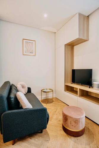 un salon avec un canapé et une table basse dans l'établissement Bel écrin sur l'île de Nantes - GARE TGV, CHU, CONGRES, à Nantes