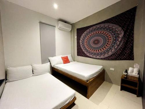 2 Betten in einem Zimmer mit Wandgemälde in der Unterkunft 4 Bedroom Villa near Clark (Casa Isabela) in Mabalacat