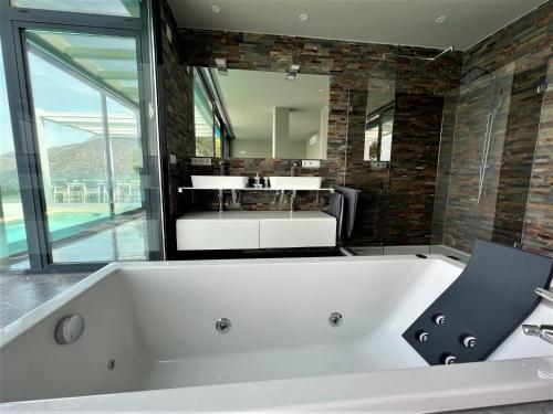 A bathroom at Villa Altea Gales