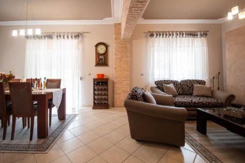 uma sala de estar com uma mesa e uma sala de jantar em Vasiliana's Apartment em Alexandroúpolis