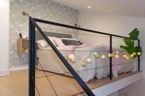 Schlafzimmer mit einem Bett mit schwarzem Rahmen in der Unterkunft Precioso ático en casco histórico in Burgos