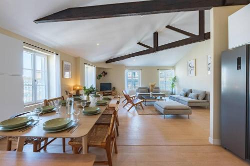 un grand salon avec une table et des chaises dans l'établissement 10CAN Appartement Vieux Port - 6 pers max, à Marseille