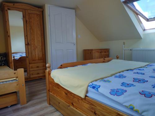 1 dormitorio con 1 cama con edredón azul en Éva Vendégház en Tata