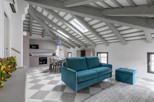 チッタデッラにあるCorte alle mura - Mansarda luxのリビングルーム(青いソファ付)、キッチン