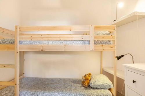 um quarto com 2 beliches e um ursinho de peluche em Relax in Lisbon for 4 people with terrace and parking em Lisboa