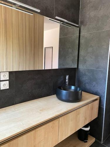 une salle de bain avec un lavabo et un miroir dans l'établissement CASA LUIS - Bel appartement avec piscine et proche de la mer, à Argelès-sur-Mer