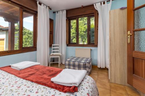a bedroom with a bed with two towels on it at La Casa de Mamasita in Queveda