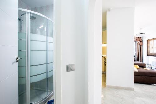 Et badeværelse på Fabulous new 2 bedroom apartment in Costa Adeje