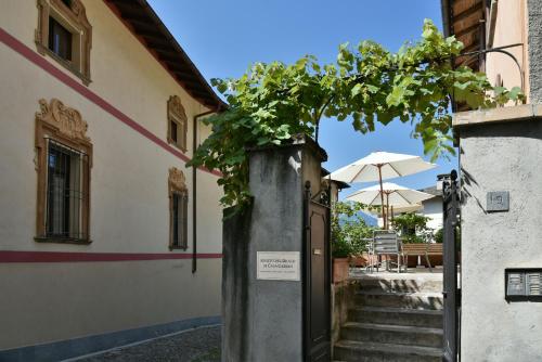 eine Tür zu einem Gebäude mit einem Baum daneben. in der Unterkunft Il Drago al Roseto del Drago in San Bernardo