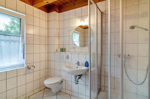 y baño con aseo, lavabo y ducha. en Beutenmühle Straussenfarm Erdgeschoss en Owingen