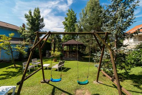 a swing set in a yard with a gazebo at La Casa de Mamasita in Queveda