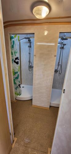 łazienka z 2 umywalkami i toaletą w obiekcie Altana letnia nr2 - Herbergerówka Agroturystyka na wsi w mieście Stosrow
