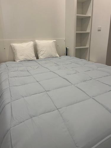ein großes weißes Bett mit weißen Kissen in einem Zimmer in der Unterkunft Perfect Studio Rossio in Lissabon