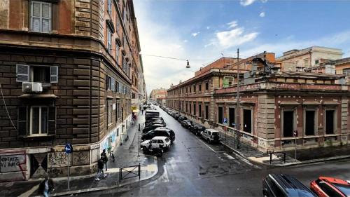 羅馬的住宿－Sina Rent Room，享有城市街道的景色,设有停车位