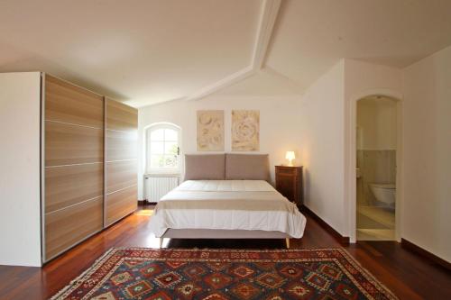 - une chambre avec un grand lit et une salle de bains dans l'établissement Villa Fabiana, à Nicola