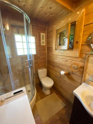 La salle de bains est pourvue d'une douche, de toilettes et d'un lavabo. dans l'établissement Dom wakacyjny nad jez Orzysz, à Orzysz