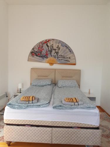 uma cama branca com duas almofadas em cima em OLD HOUSE em Jajce