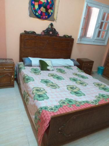 ein Schlafzimmer mit einem Bett mit einer Decke darauf in der Unterkunft Mourad House in Assuan
