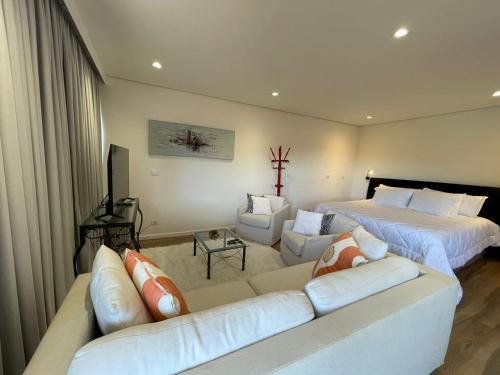 uma sala de estar com duas camas e um sofá em Casa dos Neves Suíte Master em Campos de Jordão